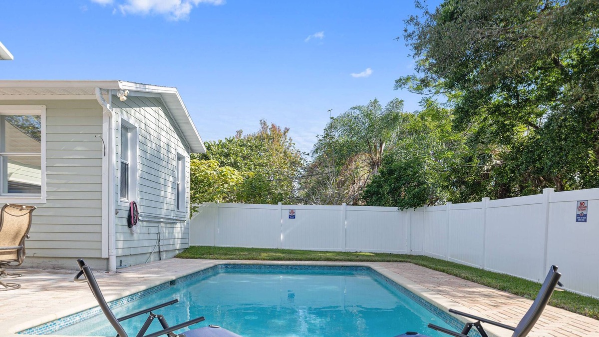 Palm Harbor House | Palm Harbor Retreat! Heated Pool, Game Room, Bikes, Kayaks & Near Beaches – Perfect Family Getaways!