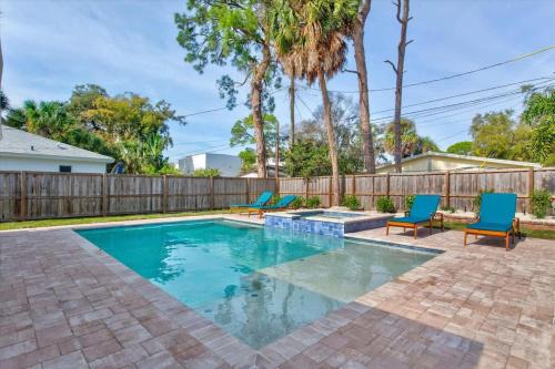 Arlington Park House | Palm Haven Heated pool and patio near downtown