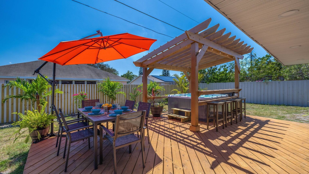 Interchange Square House | Palm Paradise ~ Hot Tub + Private Yard + Games - 17 mins to the beach!