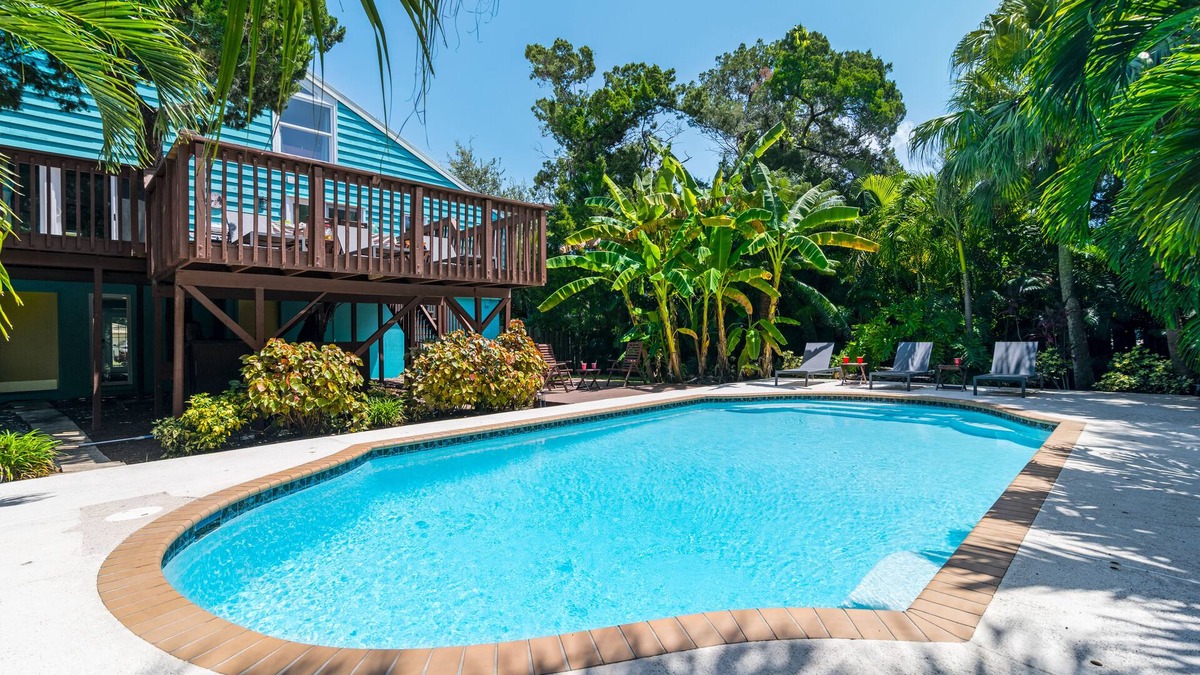 Bay Isle House | Palm Paradise - Pet Friendly Home on Siesta Key w/Large Heated Private Pool & Outdoor Area!