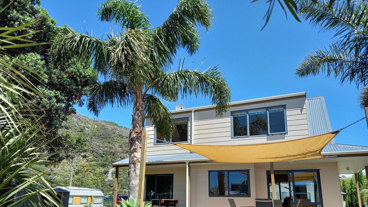 Matarangi Cottage | Palm Retreat - Matarangi Holiday Home