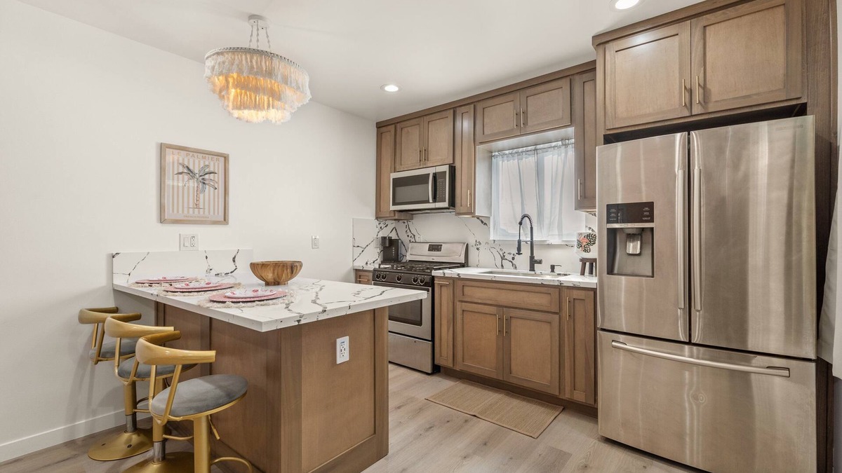 Downey House | Palm Royale Club! 2 Bed, 2Bath with Master bedroom in the nicest city of Downey!