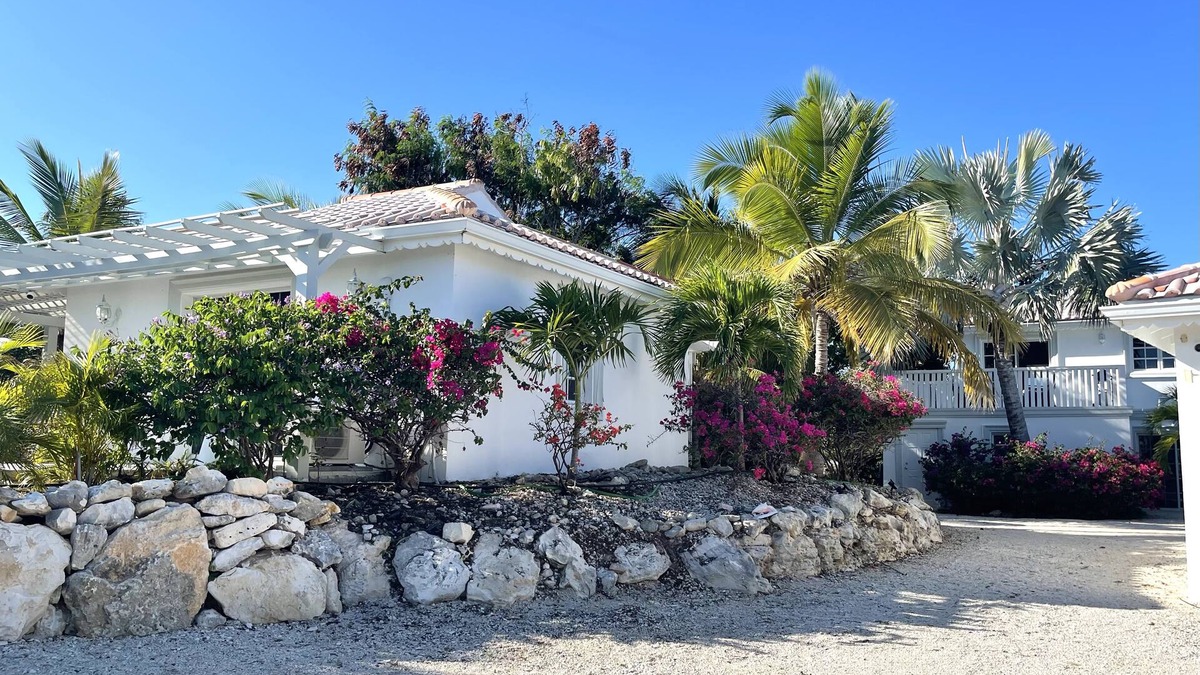 Discovery Bay Cottage | Palm Breeze Bay Cottage