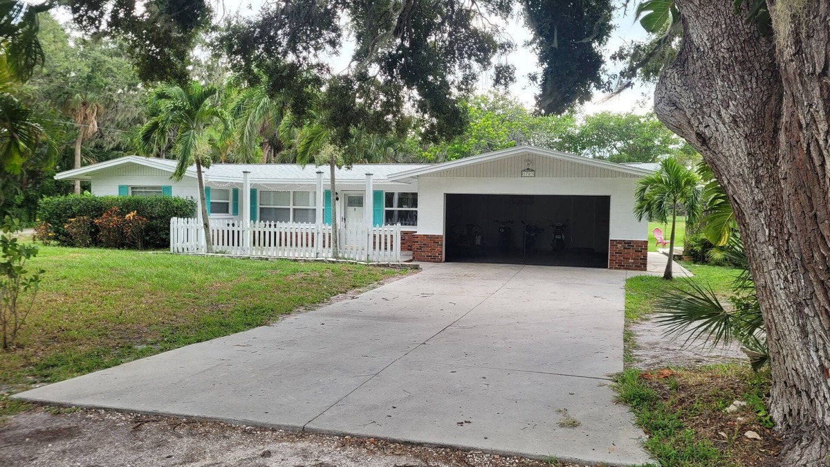 Terra Ceia House | Palm tree paradise home between St Petersburg and Sarasota. Near gulf beaches!