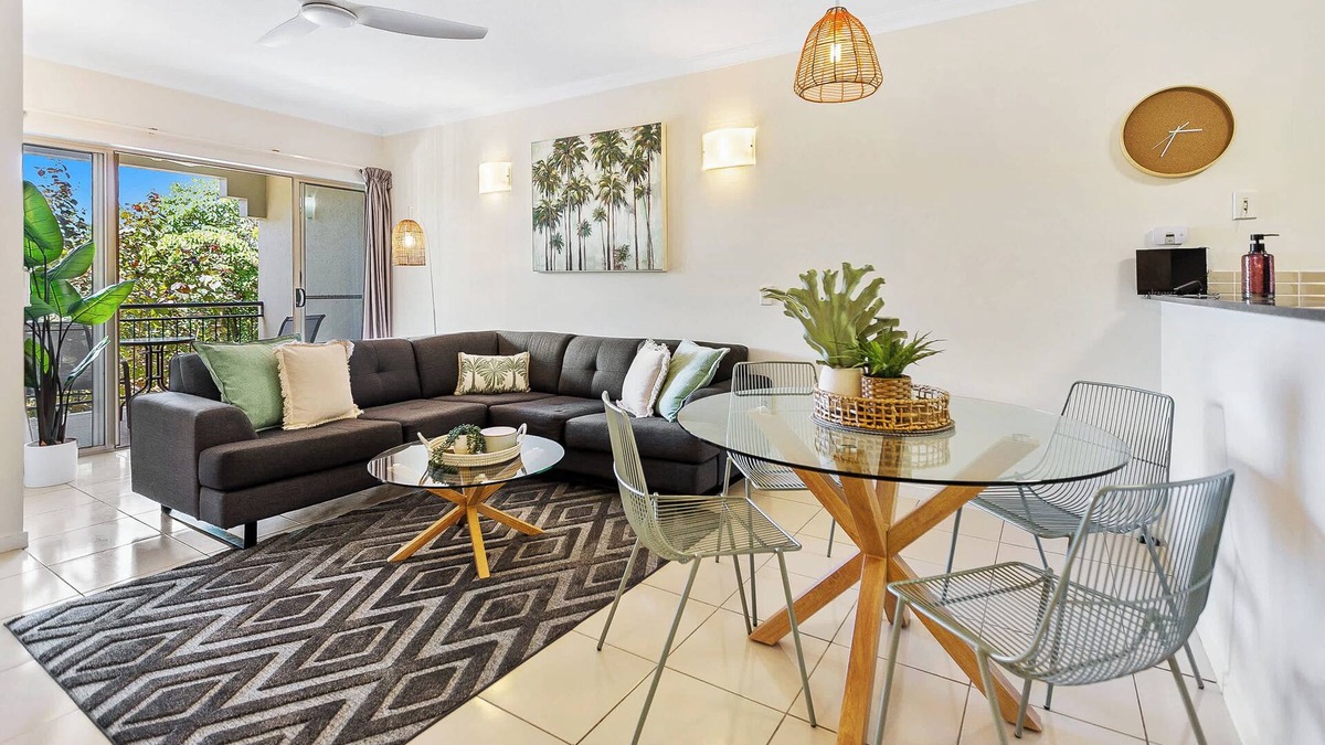 Parramatta Park Apartment | Palm View- 9 Pools, BBQ & Gym
