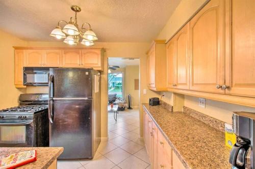 Southwest Apartment | Palm Wave Says - Cozy - 2 Jacuzzis - Quiet Street