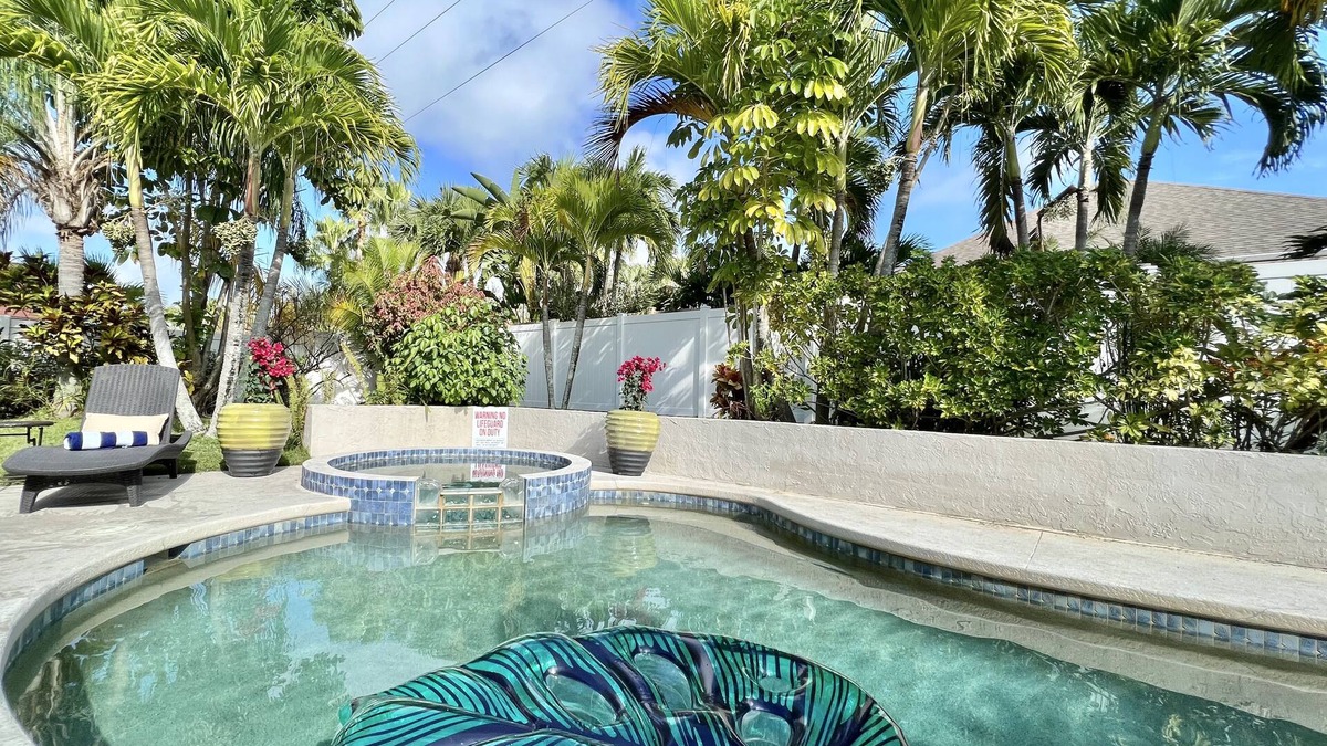 Palma Sola Villa | Palma Sola Villa with Private Spa Pool & Sunset Cruises 🚤