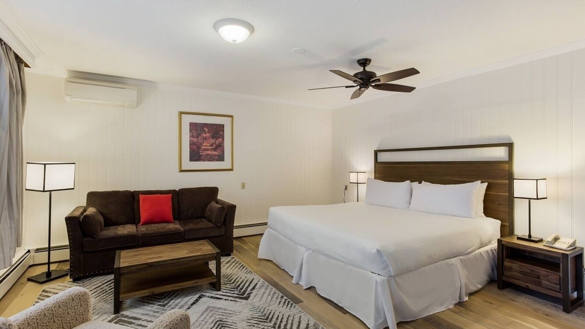Manchester Center Resort | Palmer House Resort - Deluxe King Bed 4
