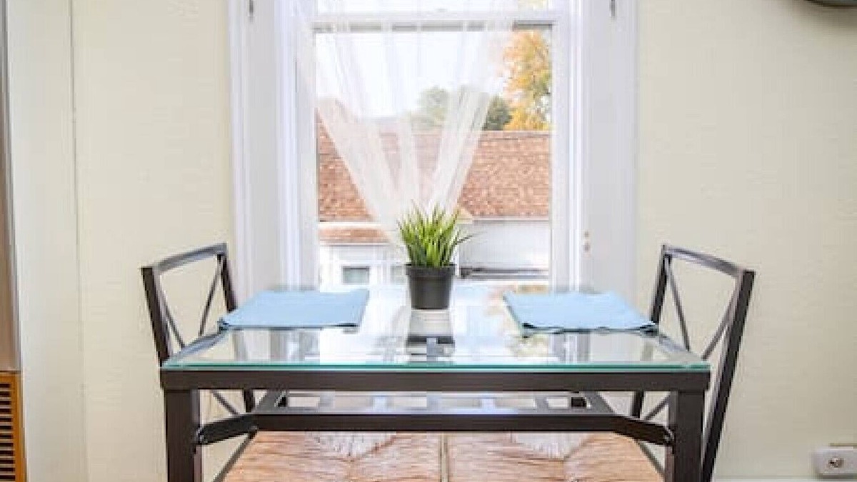 Baker City Apartment | Palmer House, Studio 4, Cozy Downtown Studio for 2, Local Golfing 50% Off!