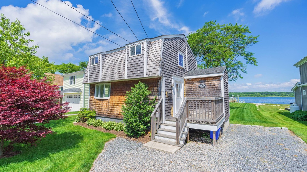 Barrington House | Palmer River All-Season Waterfront Cottage w/Dock & Views
