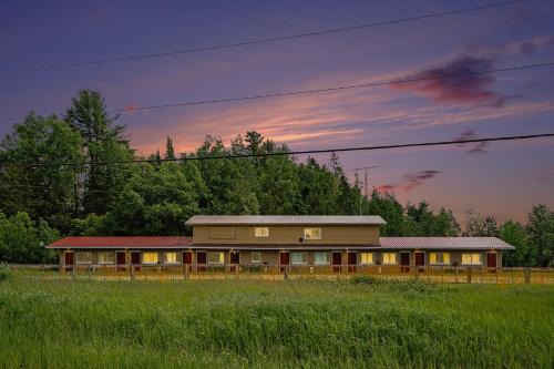 North Frontenac Hotel | Palmerston Lake Motel