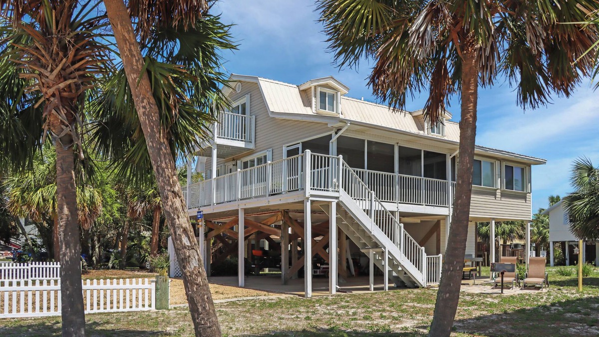 Indian Pass House | ☀️🌴Palmetto Breeze: Beach View Decks | Walk to the Beach | Outdoor Dining