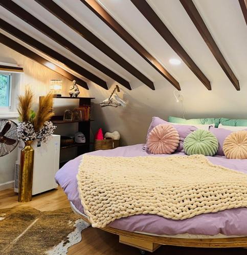 Highmount Apartment | Paloma, Large Attic Apartment