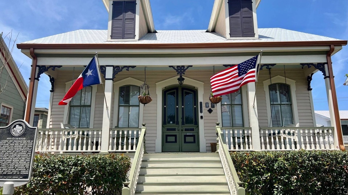 Galveston Cottage | Pamela's Paradise! East End Historical Home