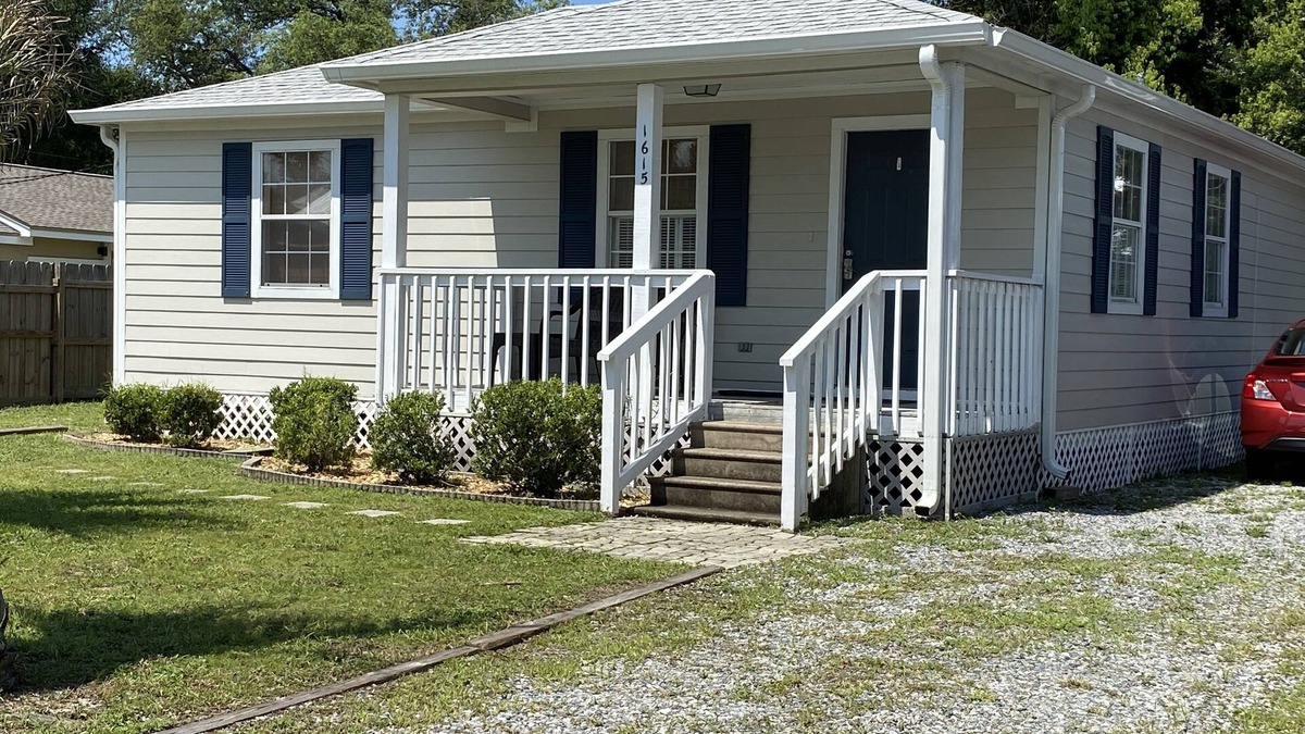 Panama City Cottage | Panama City Florida Cottage to relax with friends and family by the Bay.