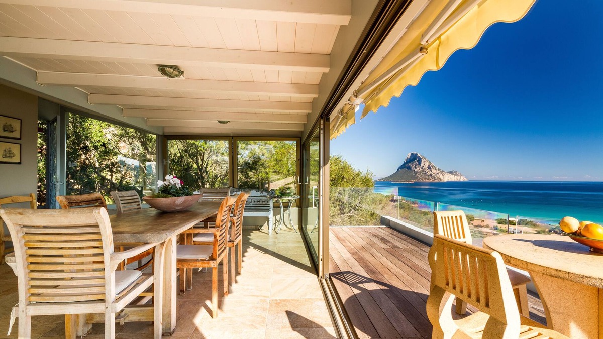Porto Taverna Apartment | Panorama unico e a pochi metri dalla spiaggia available in August