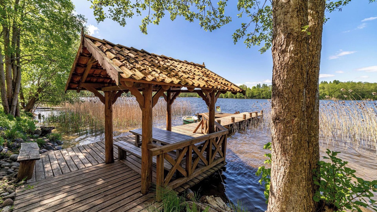 Gorlo Bed & Breakfast | Panorama Lake view spacious room in lake front Villa; living/sleeping area for 2