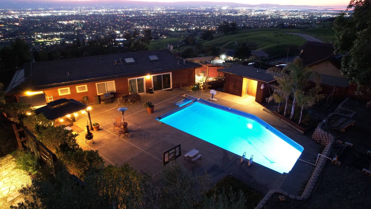 Berryessa House | Panorama of Silicon Valley, minutes from everything, large private yard and pool