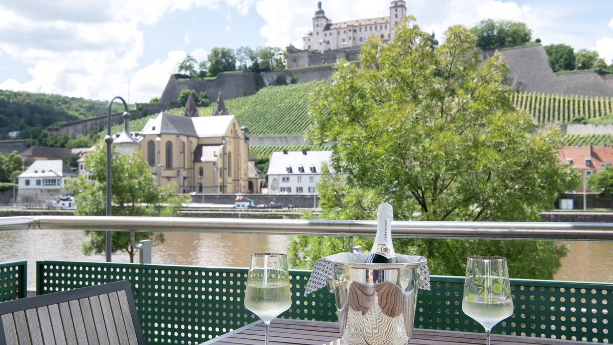 Wurzburg City Centre Apartment | Panorama vacation apartment with fortress view