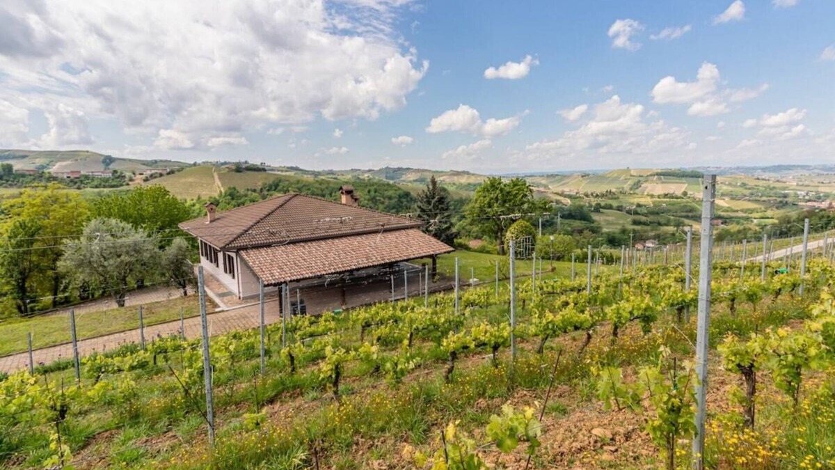 Neive House | Panorama villa nestled among the vineyards, Langhe