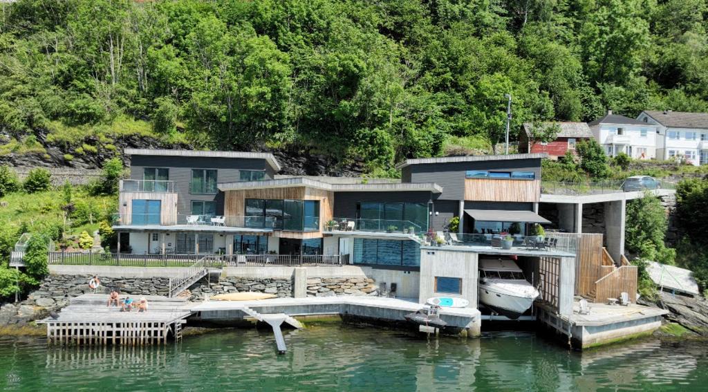 Oystese Apartment | Panoramaresort in Hardangerfjorden leilighet i sjøkanten ved Hardangerfjorden for 7 personer boat , sauna,kajak, SUP for rent