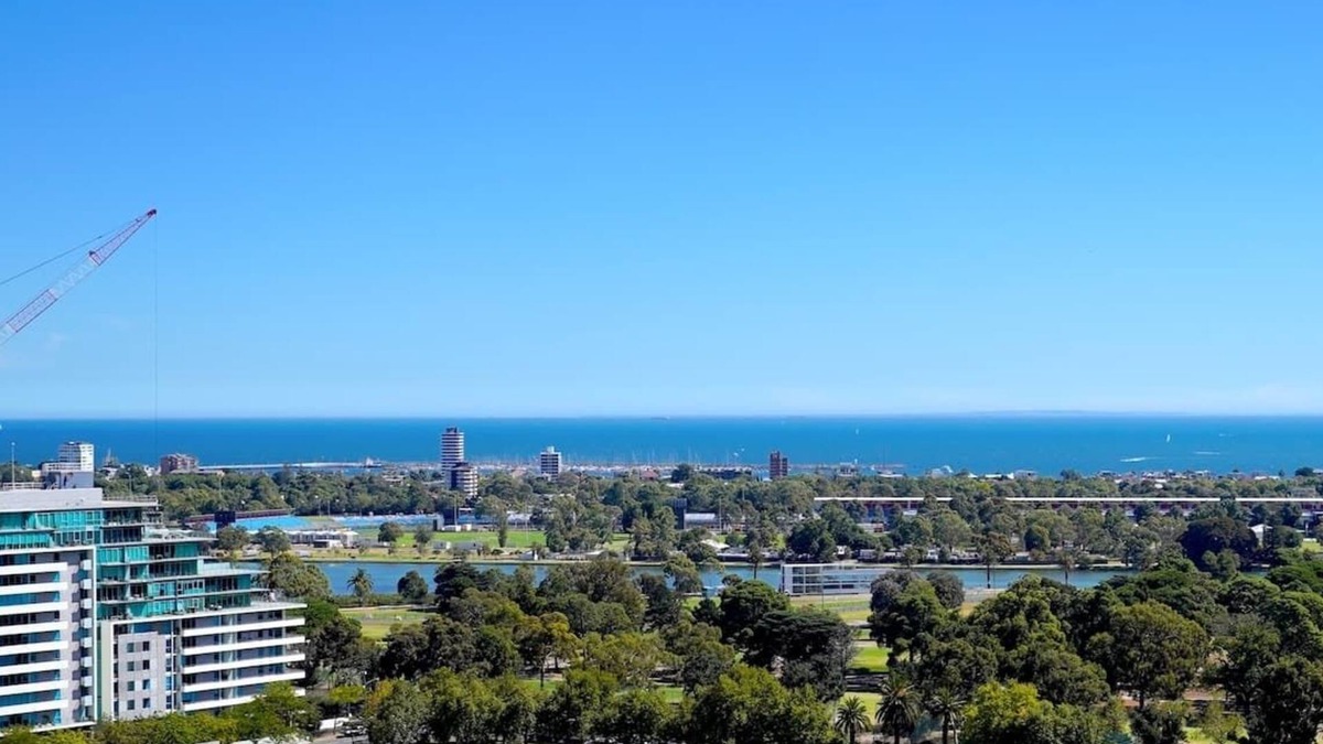 South Yarra Apartment | Panoramic City & Bay Views: Luxury Fawkner Stay