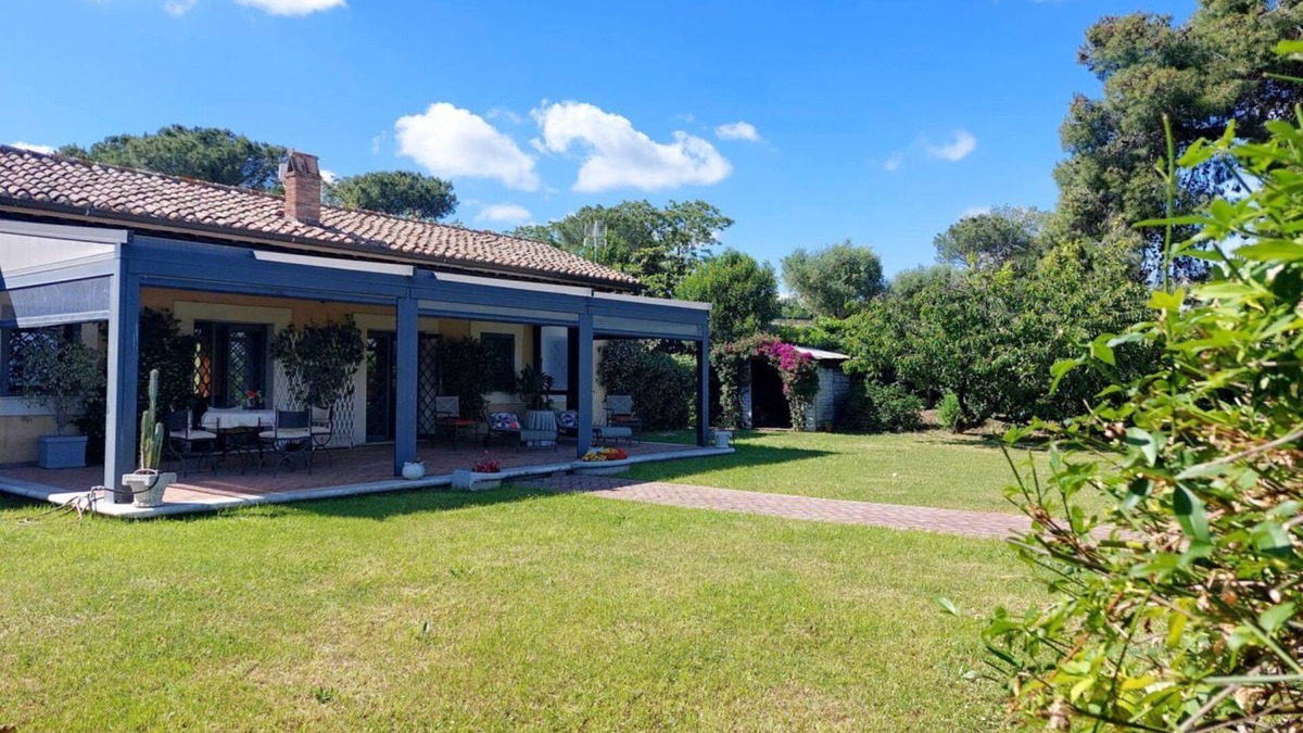 Trionfale Apartment | Panoramic cottage for 3 with private garden and swimmingpool