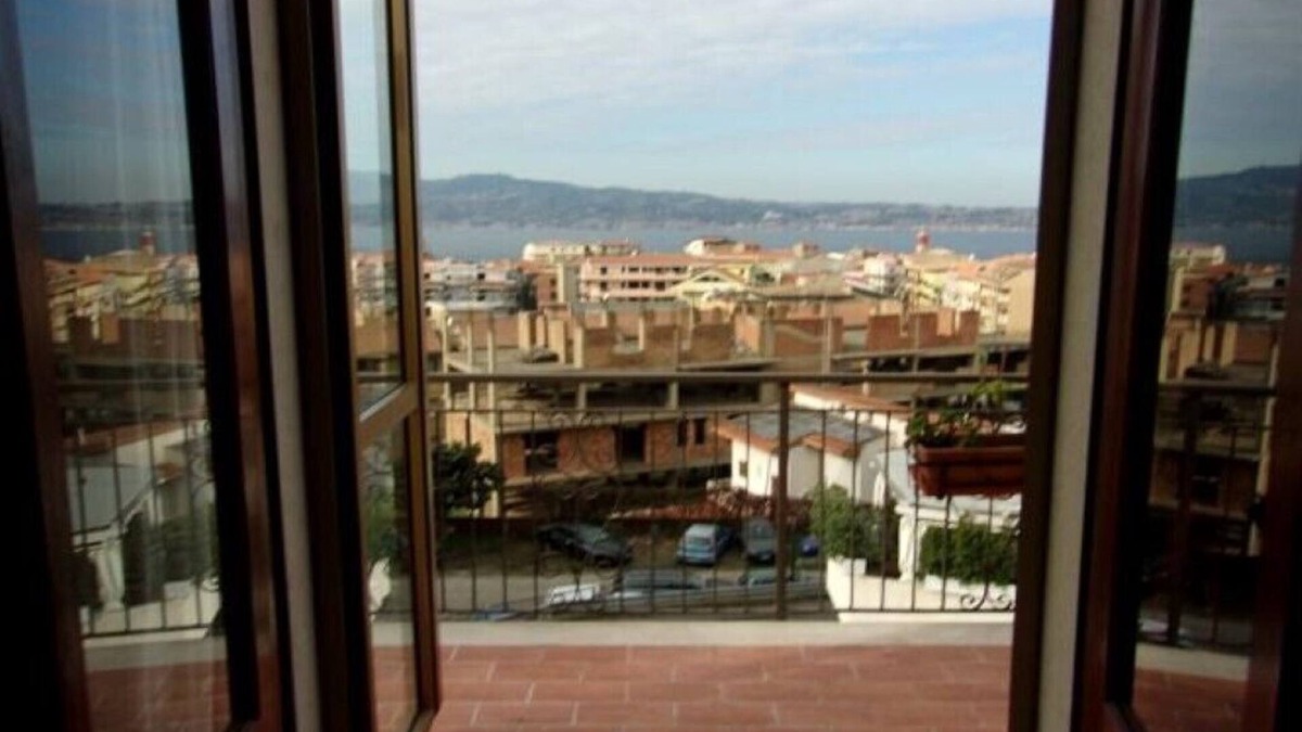 Villa San Giovanni House | Panoramic Flora apartment with views of the Strait of Messina