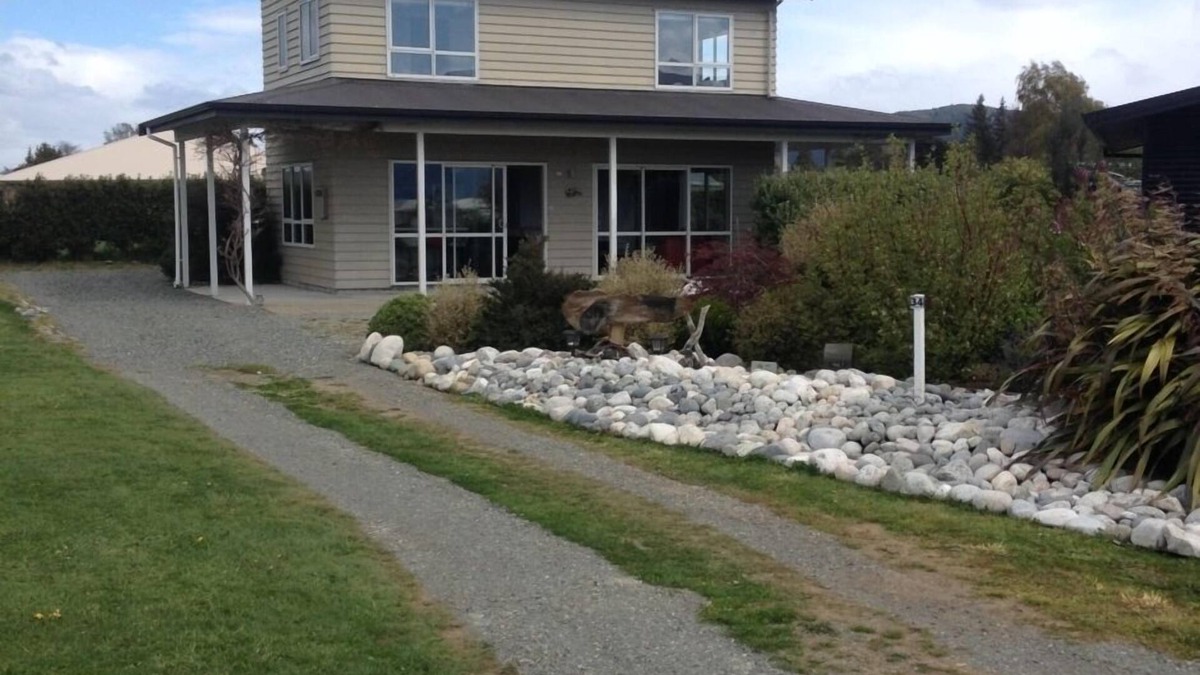 Te Anau House | Panoramic Fiordland lake views from sunny rooms. Fresh wind blown Linen ! 😀!