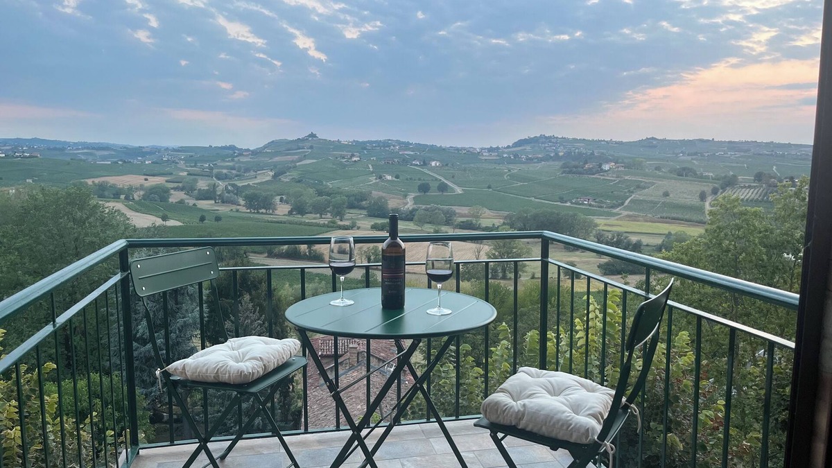 Agliano Terme Apartment | PANORAMIC HILLSIDE APARTMENT