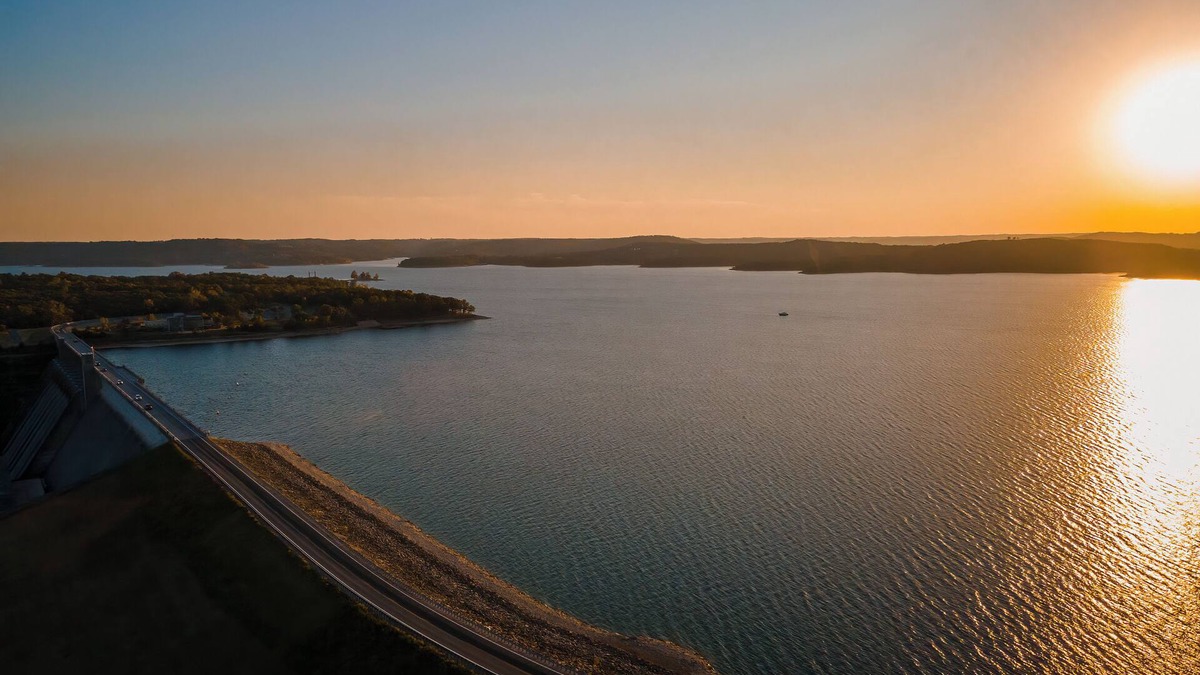Table Rock Condo | Panoramic Lake Views! Gorgeous Sunroom! No Stairs! Coffee Bar! Arcade! Near SDC