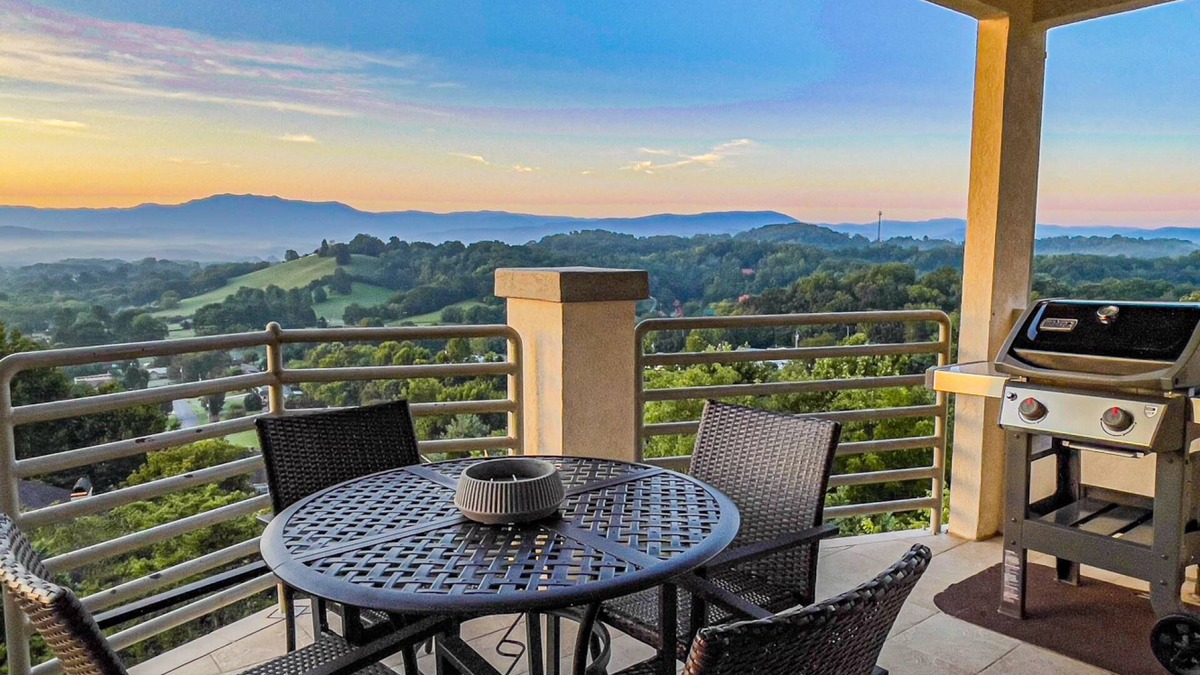 Sevierville House | Panoramic Mountain Range Views! Spacious 2 King BR Chalet w/Garage, Jacuzzi, WiFi & Free Tickets
