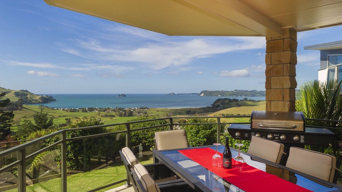 Whitianga Apartment | Panoramic ocean and rural views, 2 bedroom private apartment