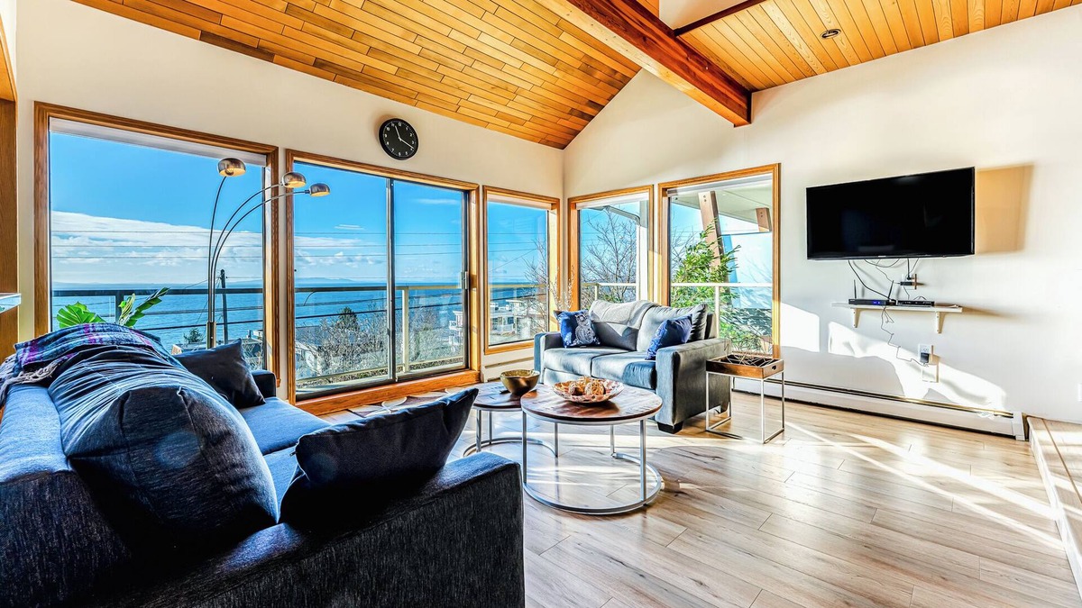White Rock House | Panoramic Ocean Front View, 5 BR full Bath- Renovated Whole House in White Rock