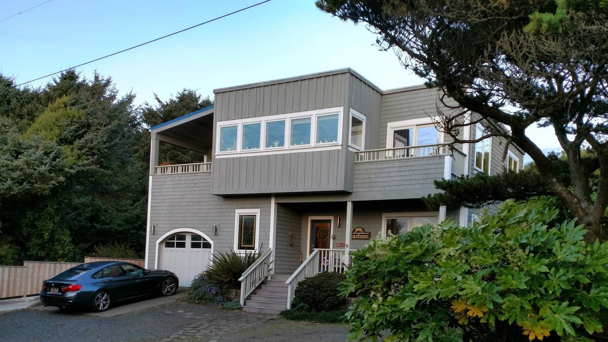 Arch Cape House | Panoramic Ocean View, less than 2 minute walk to beach - with hot tub