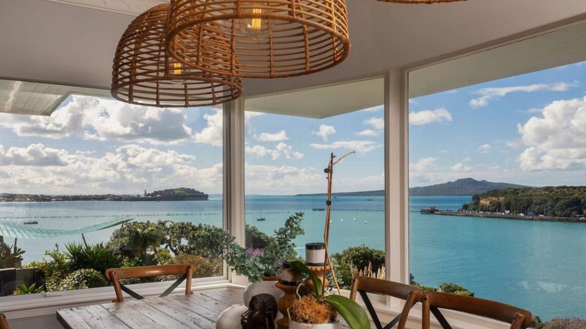 Orakei Apartment | Panoramic Ocean View w Spa