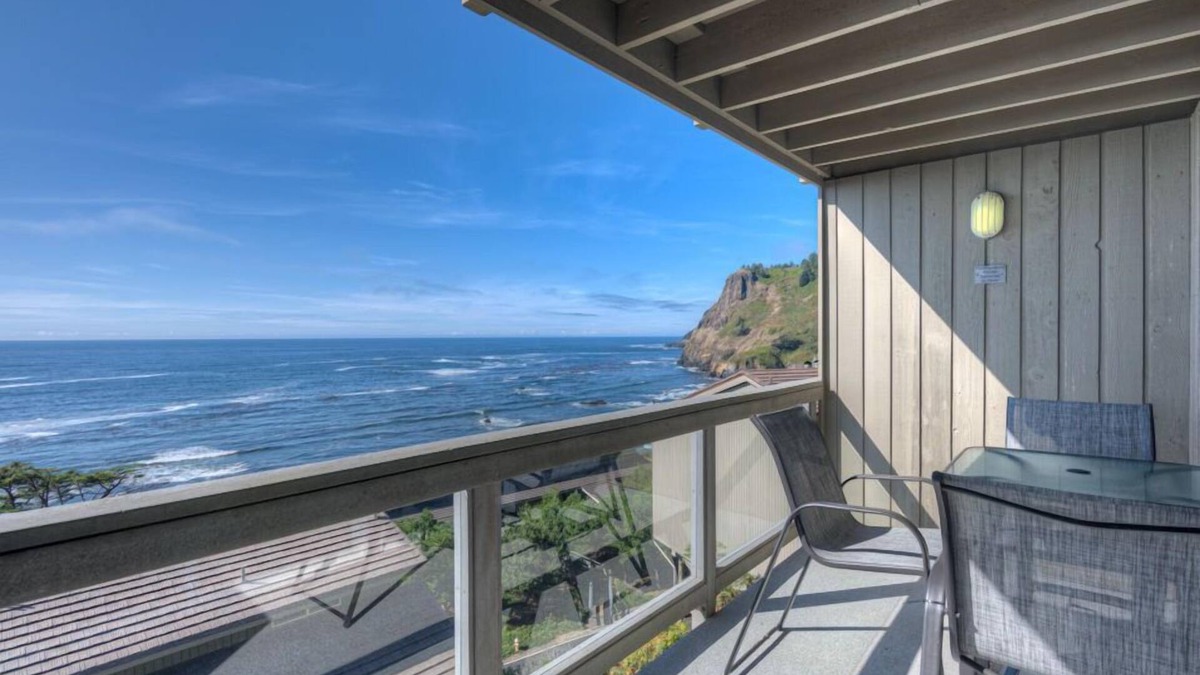 Otter Rock Apartment | Panoramic Oceanview Room w/King Bed + Balcony