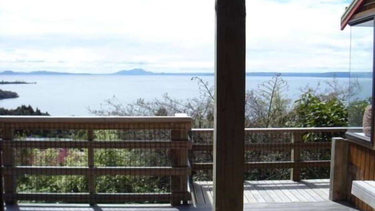 Pukawa House | Panoramic Pukawa getaway - pet friendly