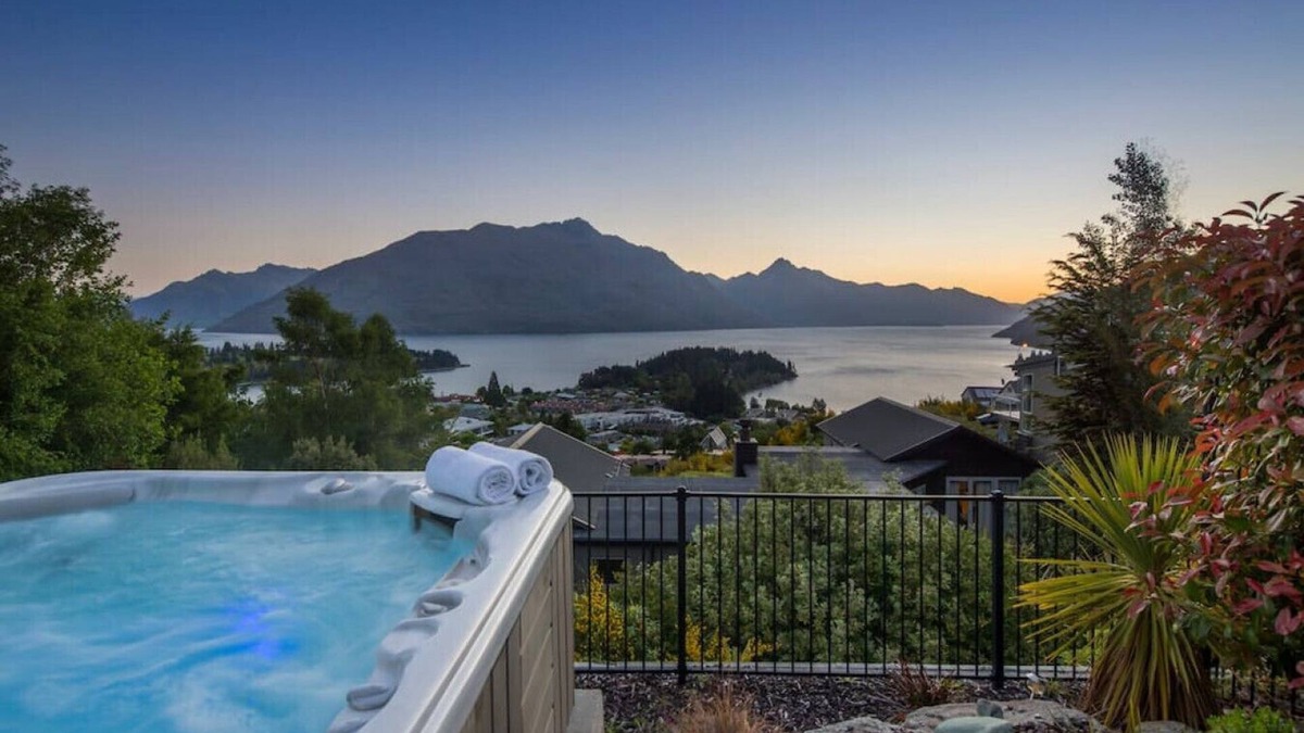 Queenstown City Centre Villa | Panoramic Queenscliff | Great location | Spa with a view