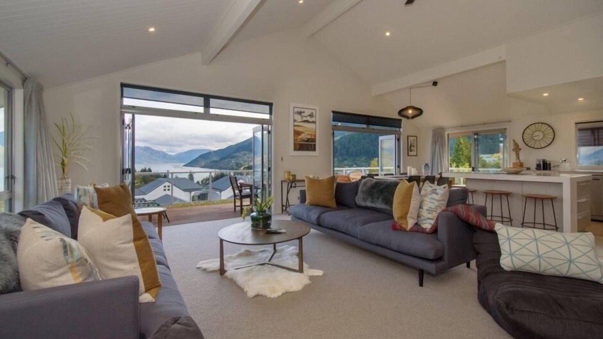 Queenstown City Centre House | Panoramic Queenstown Holiday Home, stunning lake & mountain views, walk to town.
