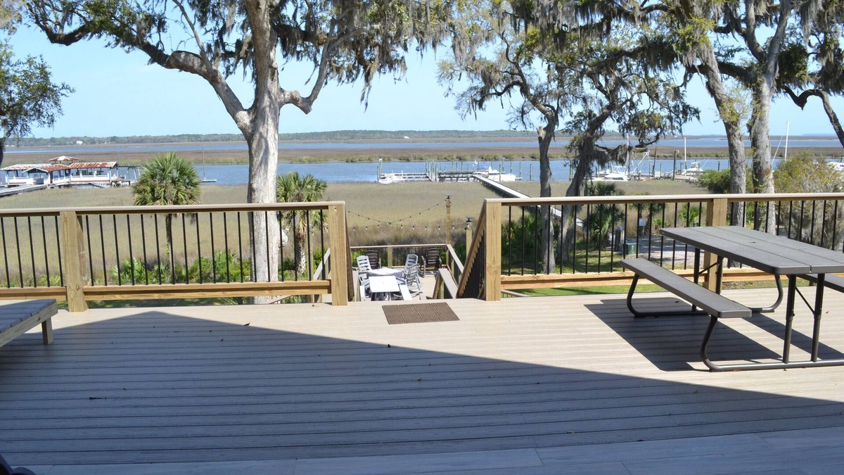 Sunbury House | Panoramic river views next to Sunbury Crab Co