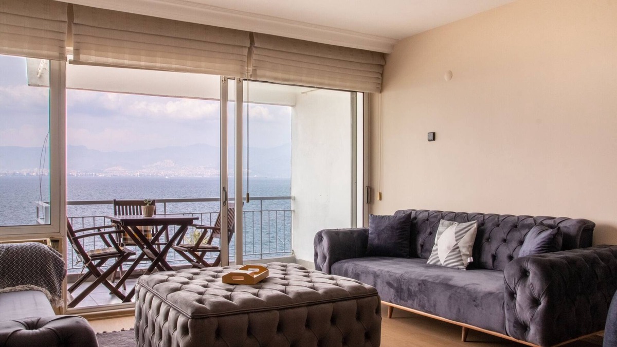 Konak Apartment | Panoramic Sea View Flat w Balcony in Izmir Konak