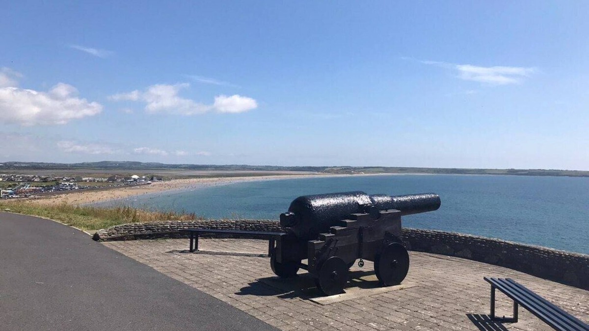 Tramore House | Panoramic Sea Views / Two Storey Detached Residence Private Garden & Parking