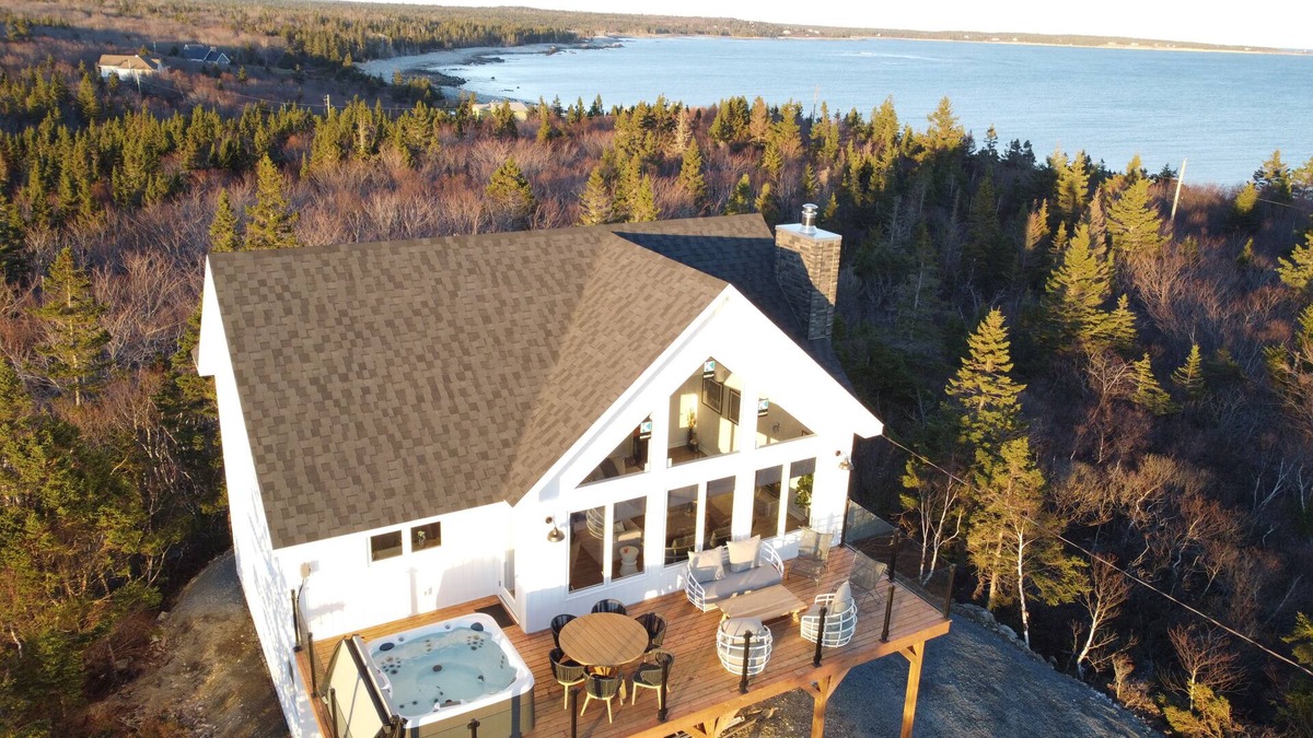Hunts Point House | Panoramic Seaside Escape