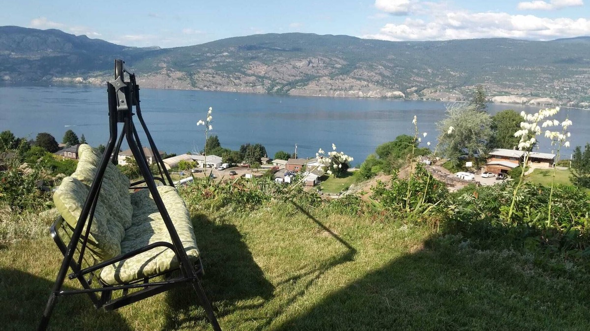 Okanagan-Similkameen Apartment | Panoramic Summerland Lake View Studio w/Hot Tub