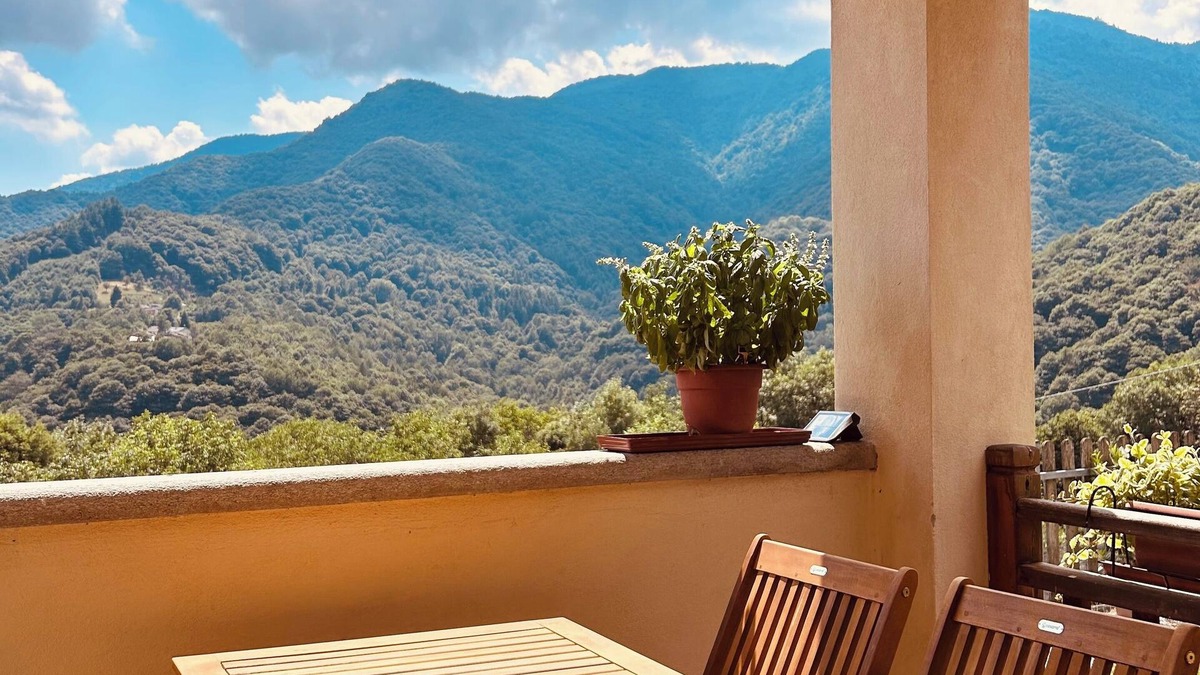 Sanfront House | Panoramic two-story dwelling with private garden, surrounded by green woods.
