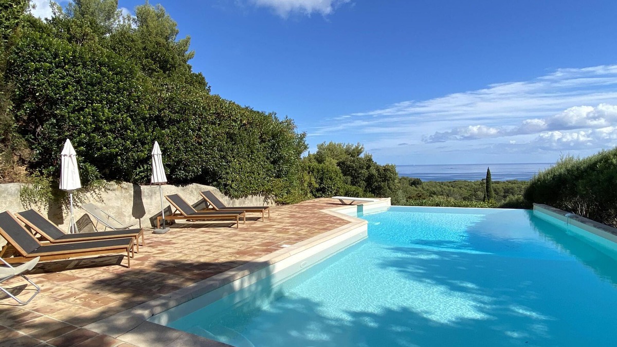 Cap Benat House | Panoramic view of the sea and greenery