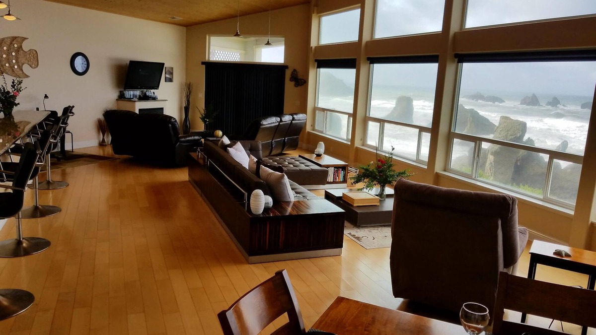 Bandon House | PANORAMIC VIEW OF THE OCEAN LUXURY HOME 2700 sq/ft 1 LEVEL PETFREE High Ceiling