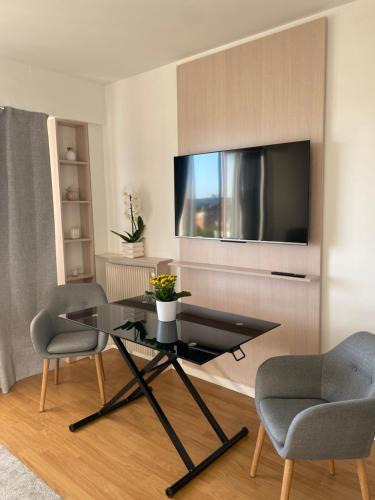 Joinville-le-Pont Apartment | Panoramic View Studio - 15 min from Paris
