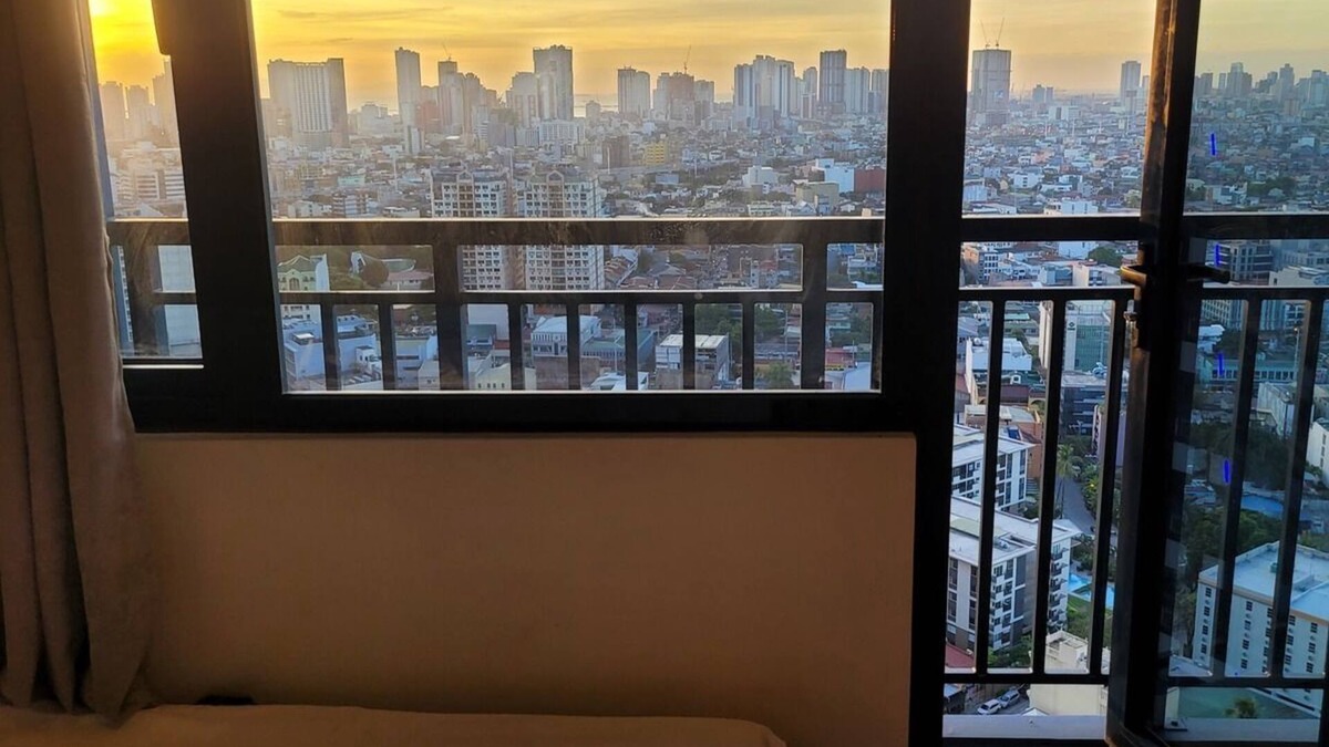 Salcedo Village Condo | Panoramic View w/Balcony Near Airport & Sky Way - 4